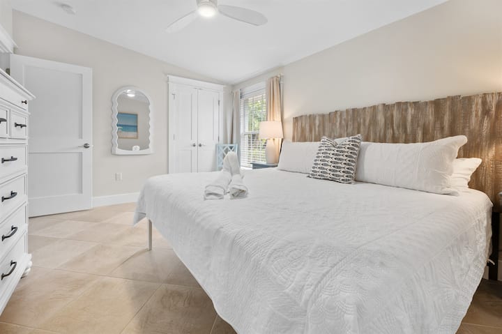 在美丽的主卧放松身心