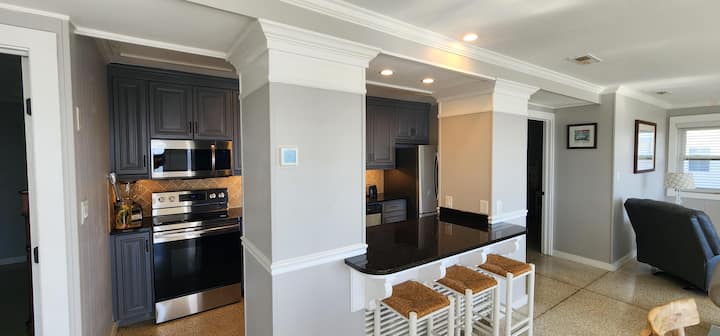 Charming 3-bed House Across From The Beach - Panama City, FL