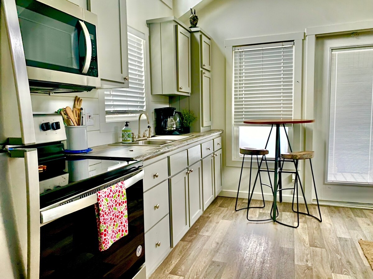 Moonshine Cottage | Free Bikes | East Austin Stay