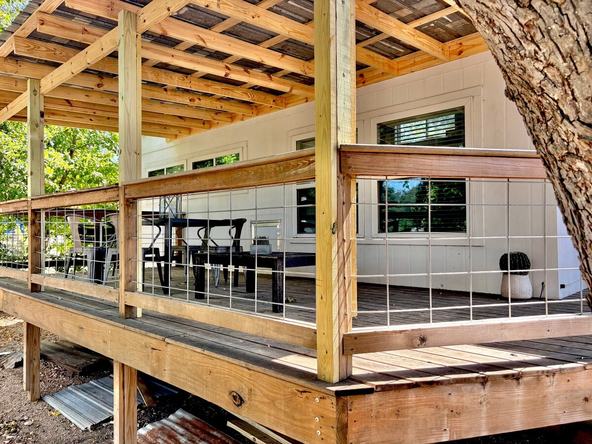 Moonshine Cottage | Free Bikes | East Austin Stay