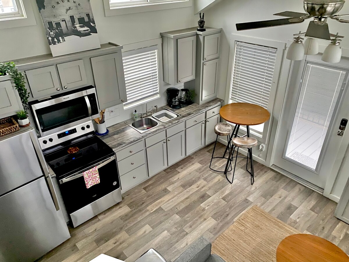 Moonshine Cottage | Free Bikes | East Austin Stay