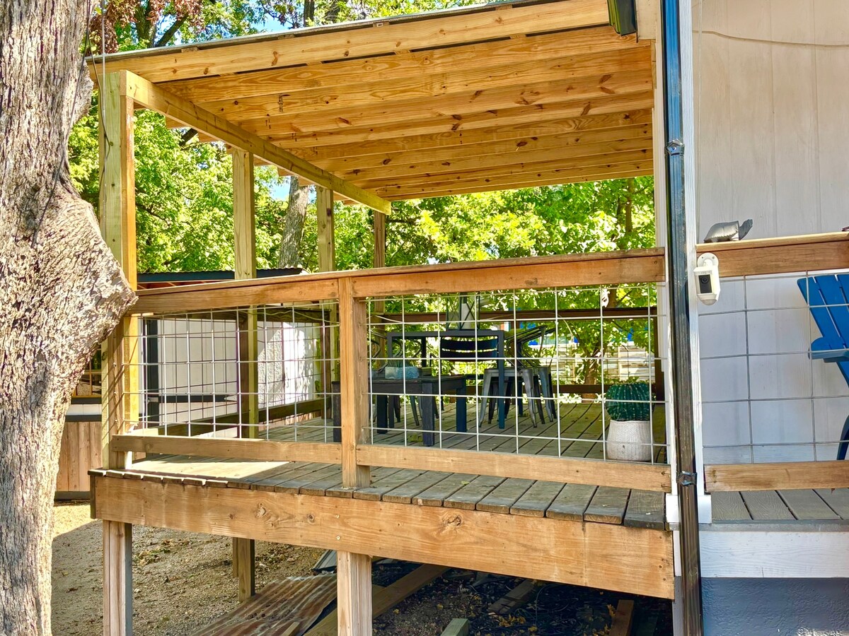 Moonshine Cottage | Free Bikes | East Austin Stay