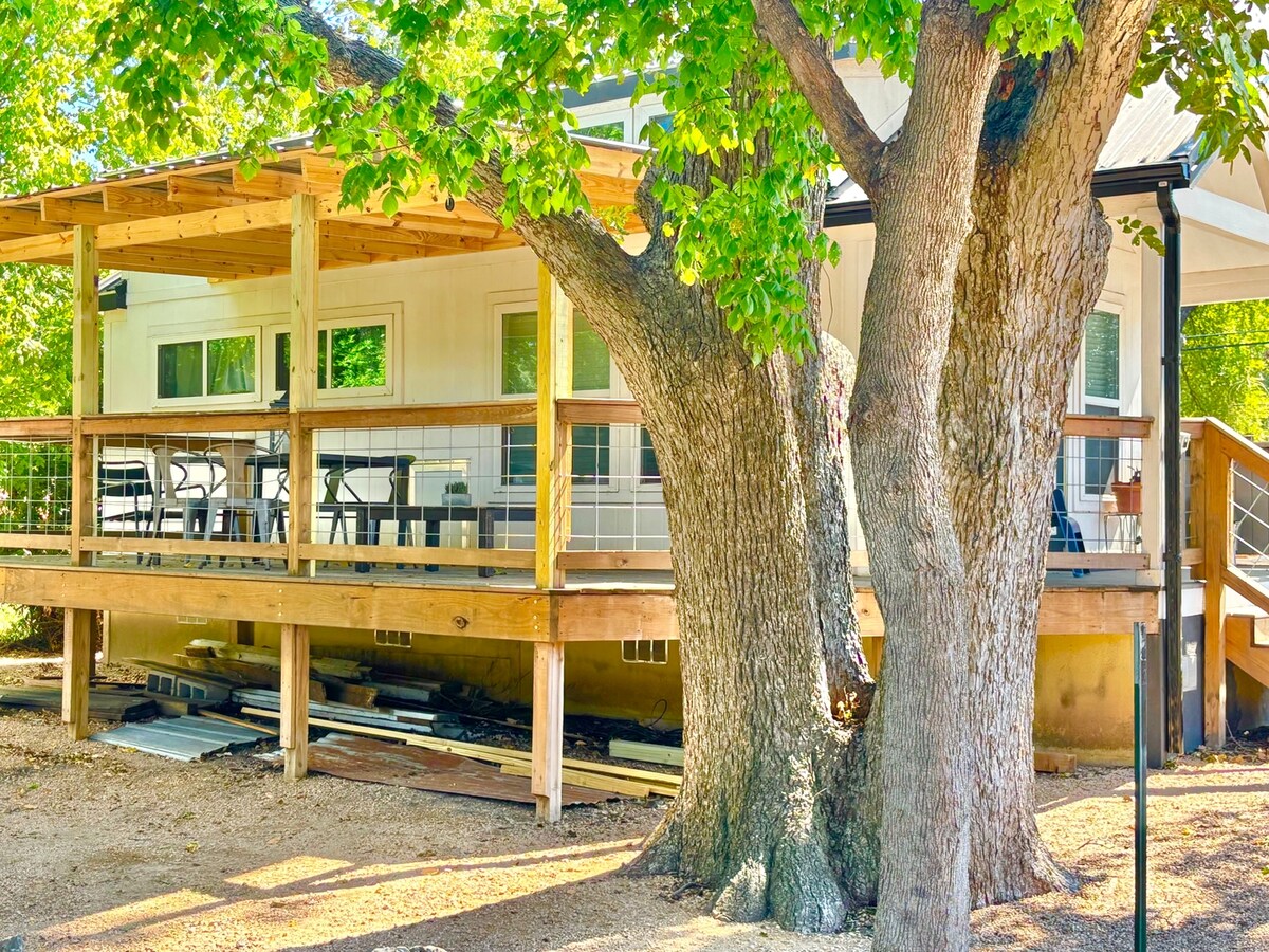 Moonshine Cottage | Free Bikes | East Austin Stay