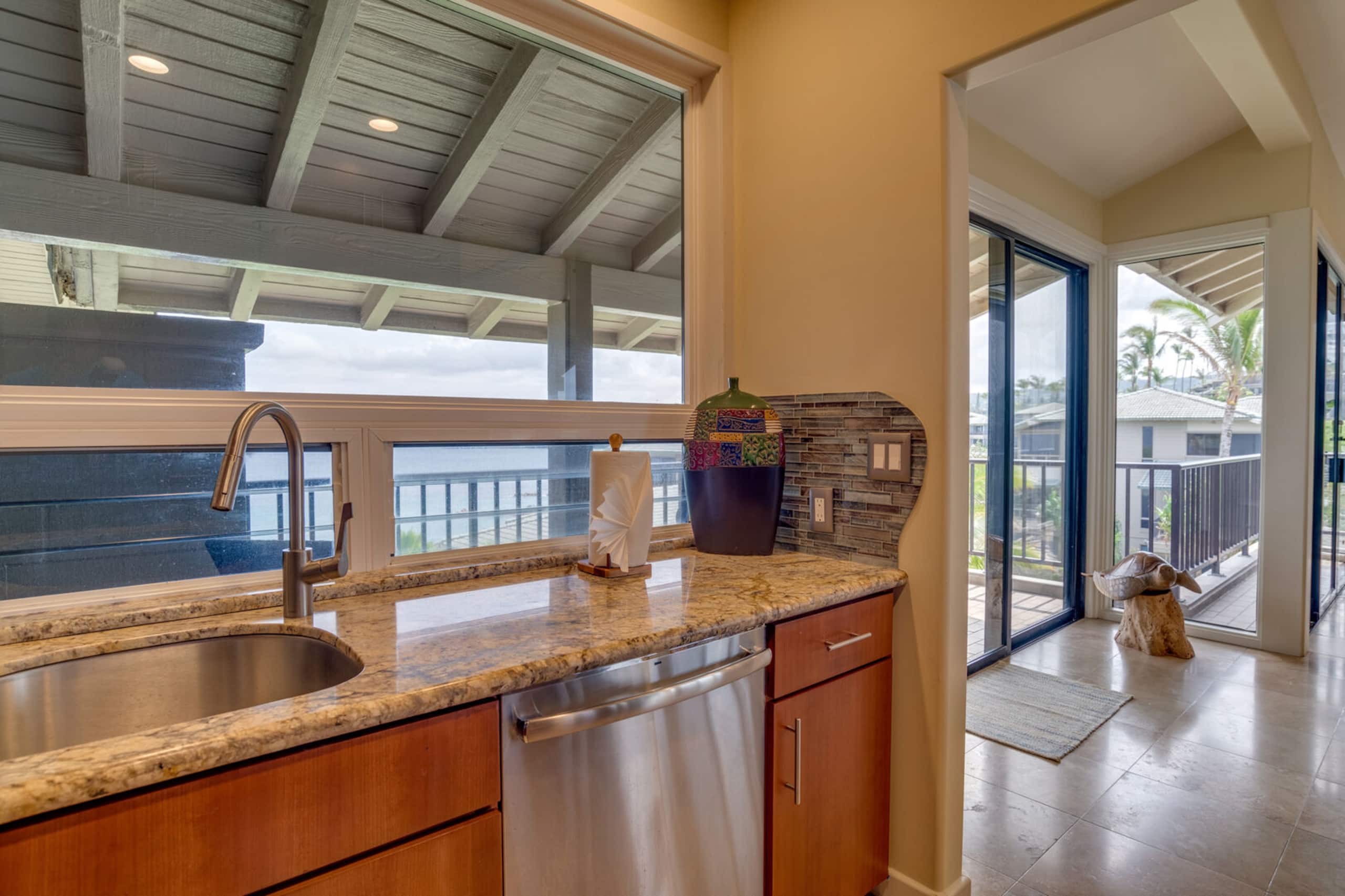 Condo in Lahaina · ★5.0 · 1 bedroom · 3 beds · 1 bath - Image 3