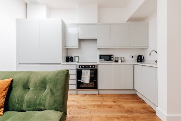 Redland Stay In Bespoke Home 1 of 2 gallery image 5