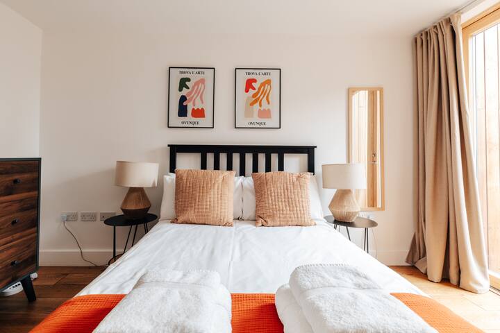 Redland Stay In Bespoke Home 1 of 2 gallery image 4