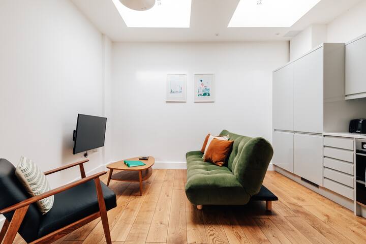 Redland Stay In Bespoke Home 1 of 2 gallery image 3