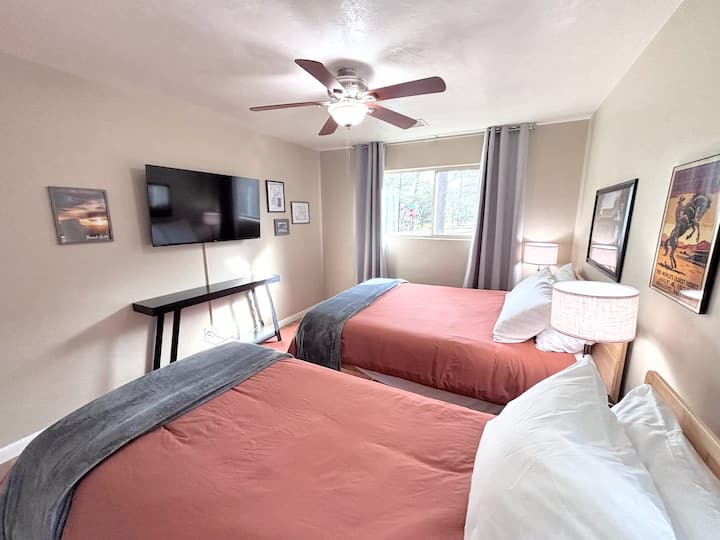 The Prescott Room.  Queen and Twin XL beds.  4K Roku TV, nightstands with lamps and charging stations, ceiling fan, space heater, closet, safe, luggage rack, natural light with blackout curtains.