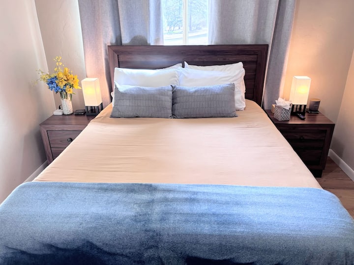 The Flower Room.  Queen memory foam bed, 4K Roku TV, extra seating, closet, luggage rack, ceiling fan, space heater, blackout curtains, rug.