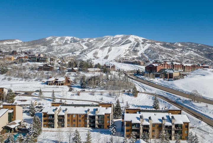 Rockies 2103a - Updated Condo W/ Private Washer/dryer - Hot Tub & Outdoor Pool - Free Bus Route - Steamboat Springs