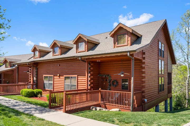 Rustic Walk-in With Fireplace & Screened-in Porch - Branson, MO