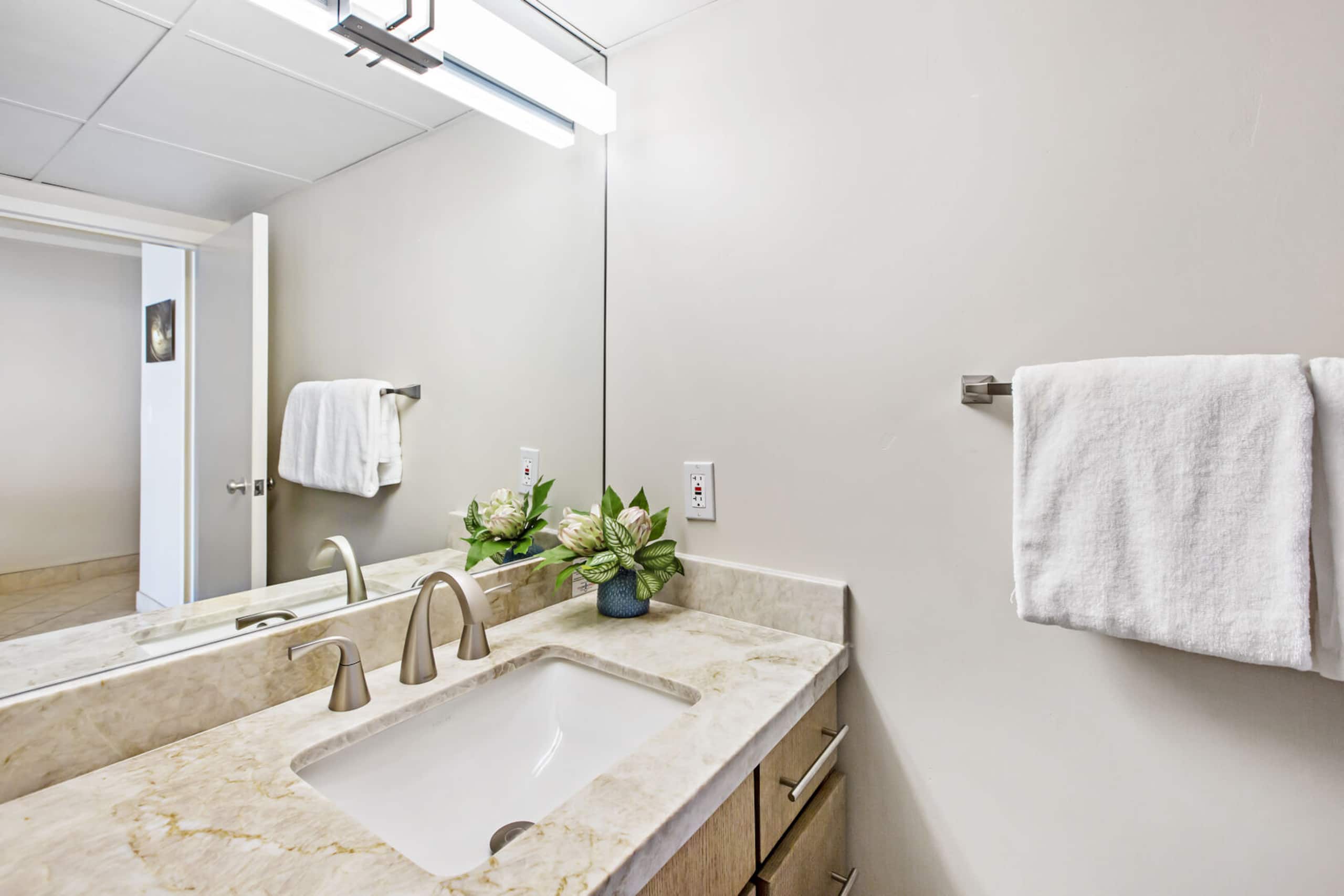 Condo in Lahaina · ★4.95 · 1 bedroom · 2 beds · 1 bath - Image 15