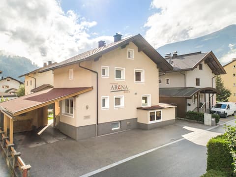 Centrally located holiday home with a garden