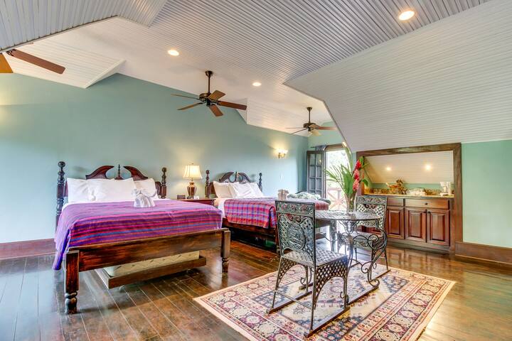 Lovely 7BR Riverfront Dog Friendly | Private Pool gallery image 4