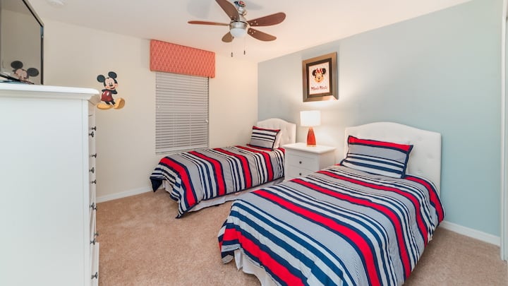 Dhomë gjumi me dy binjakë, 2 në katin e sipërm