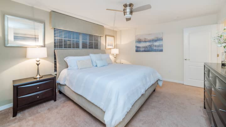 Dhoma e gjumit Master King 4 në katin e sipërm
Banjë e bashkëngjitur