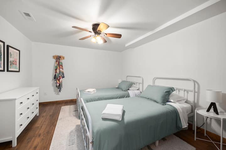 Както децата, така и възрастните ще харесат спалнята на долния етаж с две единични легла и самостоятелна баня с вана. Имайте предвид, че в тази стая няма прозорец. 