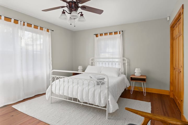 Спалнята на основното ниво с двойно легло.