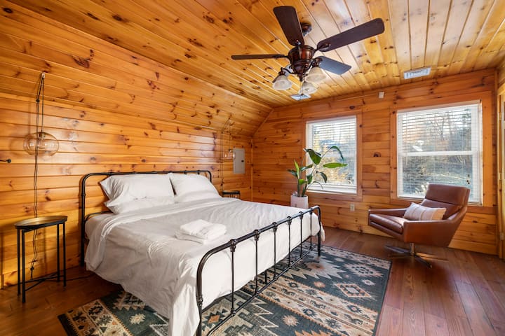 Удобен, плюшен матрак с кралски размери ще ви накара да спите на облаци.