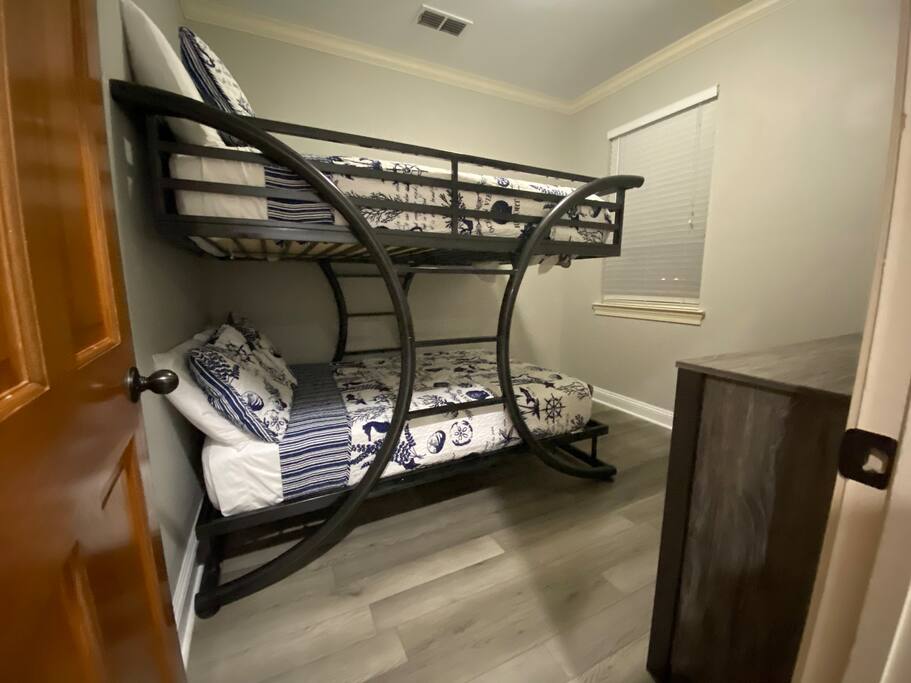 მე-3 სართულის ორსართულიანი საწოლები (ორადგილიანი)