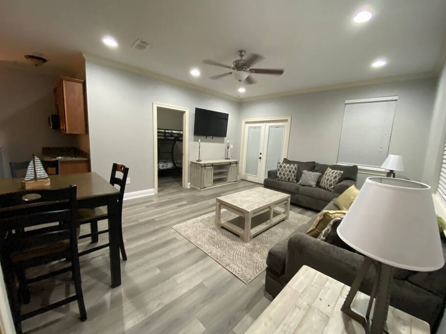 მე-3 სართულზე მისაღები ოთახი გასაშლელი დივნით, აქვს სასადილო მაგიდა და მინი-სამზარეულო