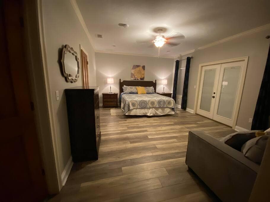 King Master-ის მე-2 სართული მოიცავს გასაშლელ დივანსა და კიტჩეტს