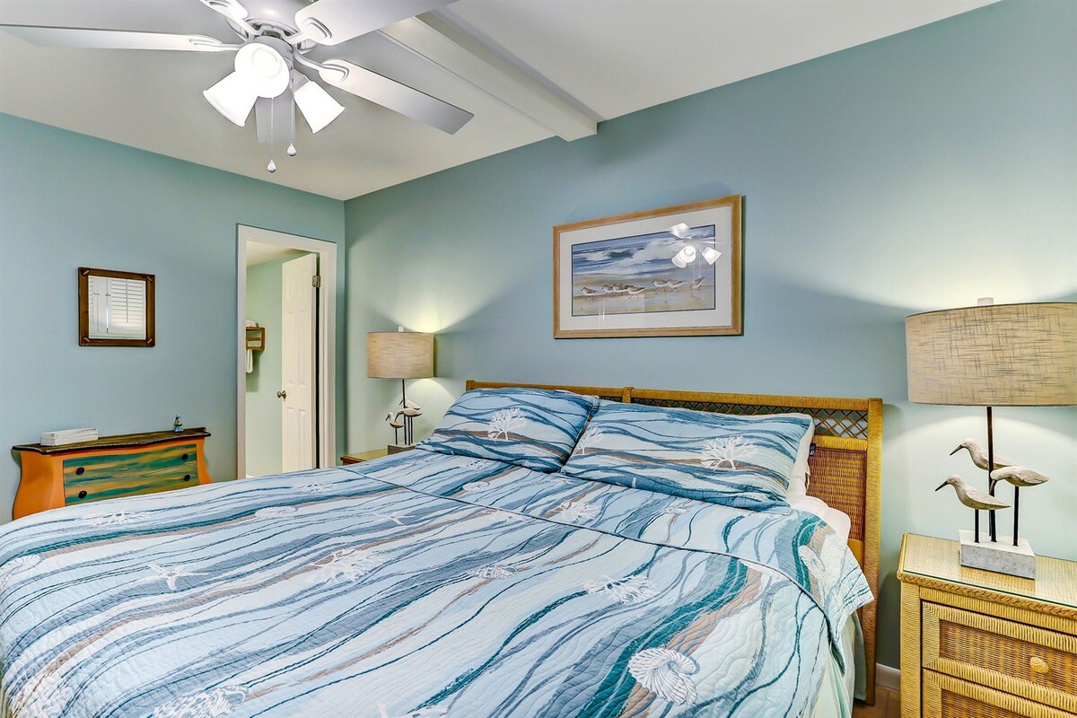 Chambre principale avec lit King et salle de bain attenante