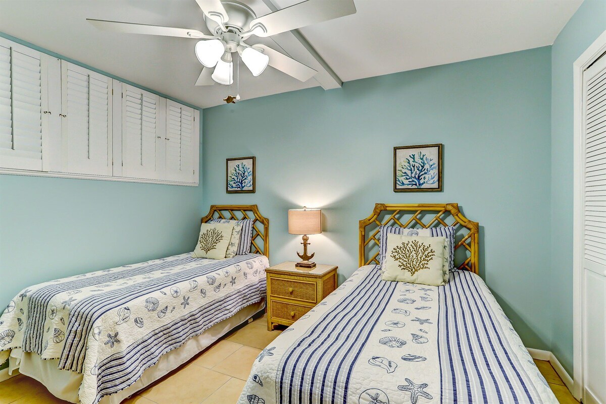 La chambre d'invité a deux lits simples