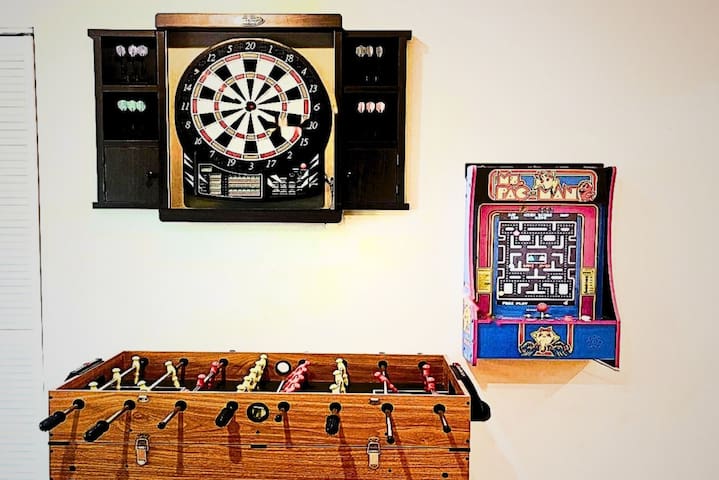 *LA Garden Escape-6BD/5BR-3 King Beds, Modern* gallery image 2