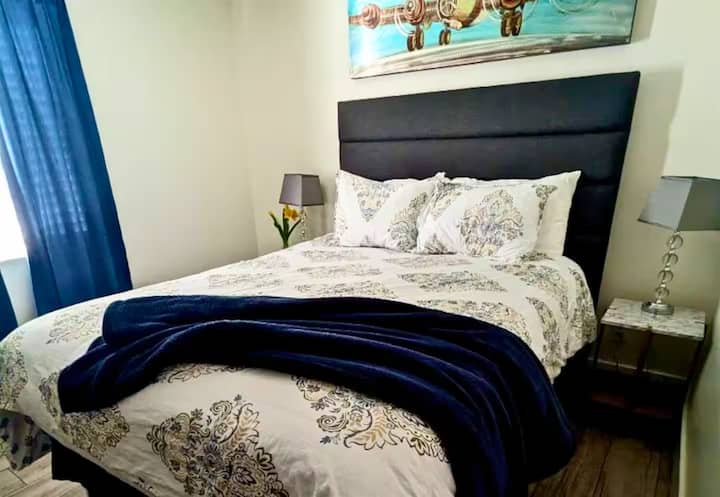 El dormitorio 2 cuenta con una lujosa cama tamaño queen, cortinas opacas y toques elegantes para una noche de sueño tranquilo.