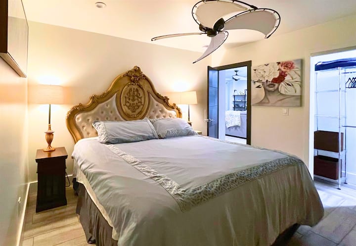 Dormitorio 1: comodidad con cama tamaño king y detalles elegantes para una noche de sueño reparador después de explorar Tempe.