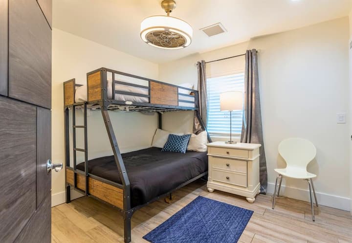 El dormitorio 3 está listo para literas con una configuración doble sobre completa, perfecto para niños, amigos o cualquier persona que busque descansar por la noche con comodidad.