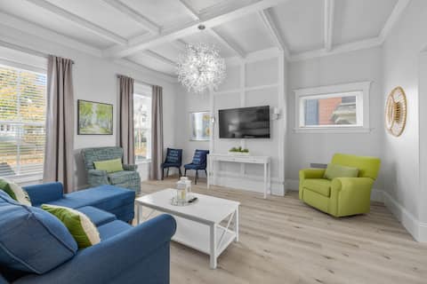 LUX Waterfront 2 Bedroom Condo Downtown Ch'town