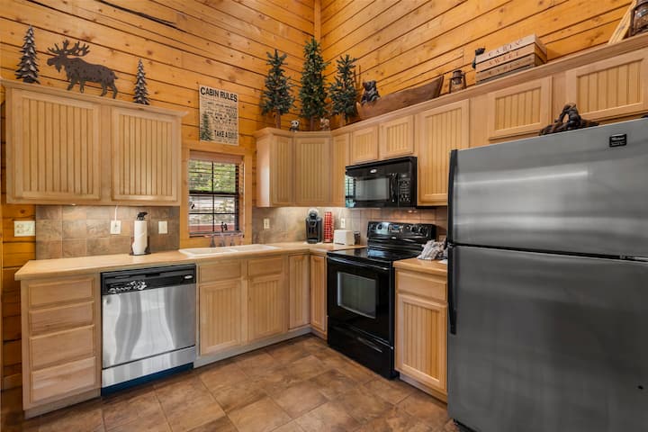 Comfy & Roomy! 2bd+l Log Cabin 2 Min From Shopping - Branson, MO