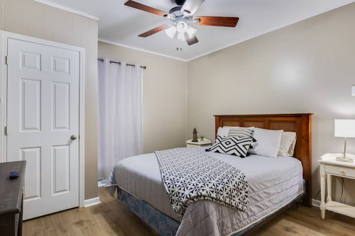 Queen bed in the second guest bedroom
