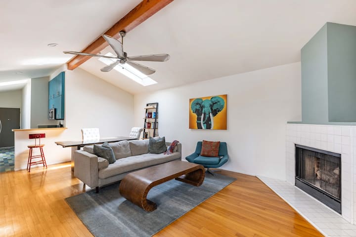 Breezy Venice Bungalow Near The Canals And Beach - Los Angeles, CA