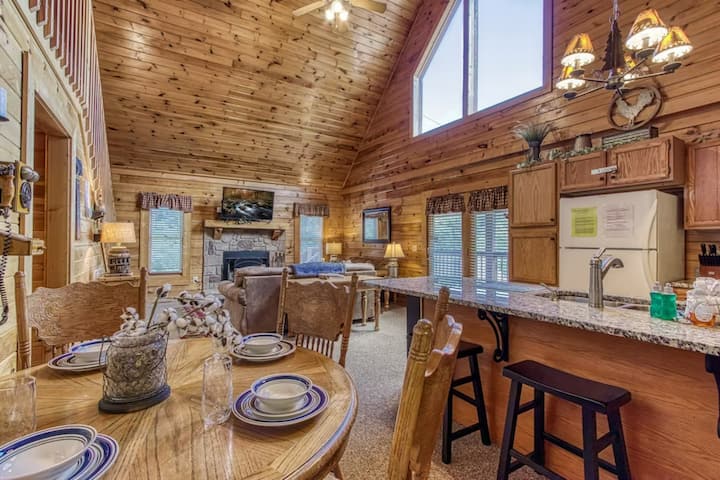 Charming 2br+loft Family Retreat! Hot Tub + Pool! - Blue Ridge Mountains