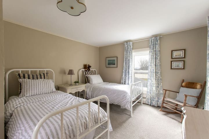 Hosťovská spálňa s dvoma samostatnými lôžkami, šatníkom a komodou