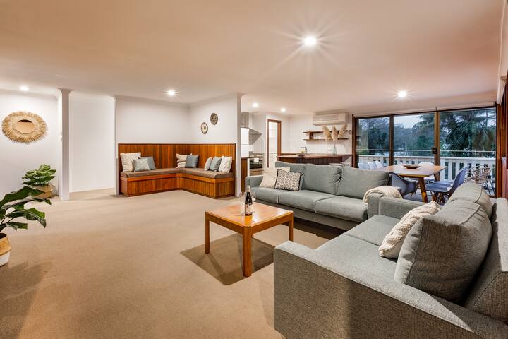 Bay Beach House—Beachfront Bliss near Town