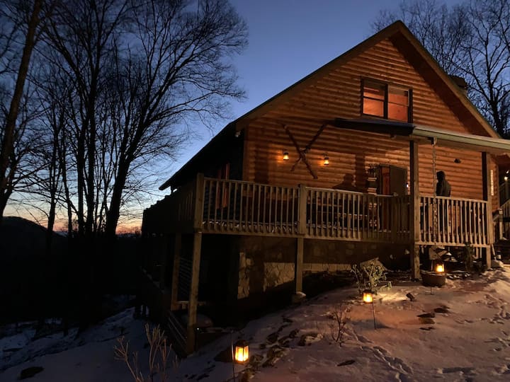 Sprawling Family Vacation Home inside of Gated, W Cabins for Rent in