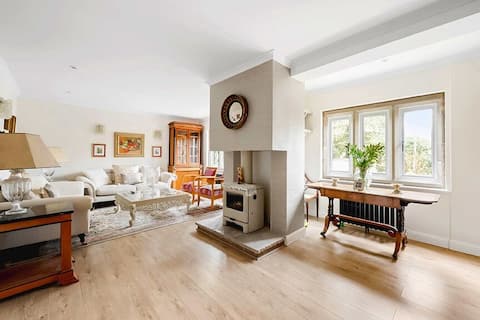 Top Airbnb: Large Stylish Home - Garden - Two Parking Spots in Winchcombe