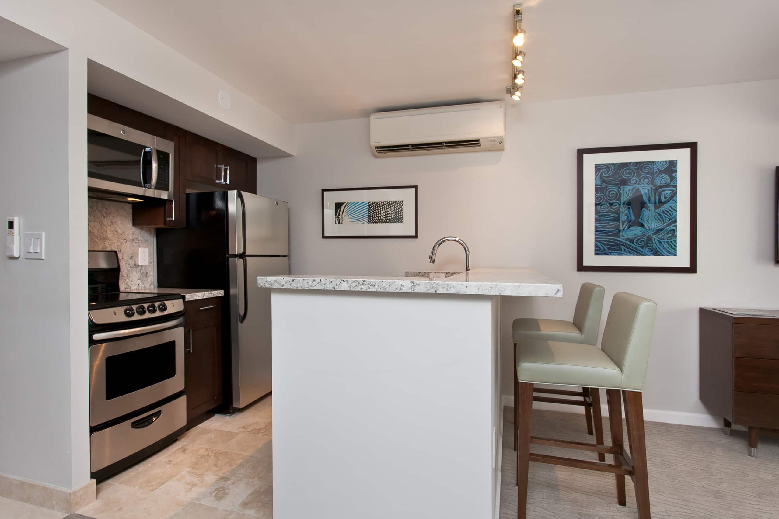Condo in Honolulu · ★4.57 · Studio · 2 beds · 1 shared bath - Image 6