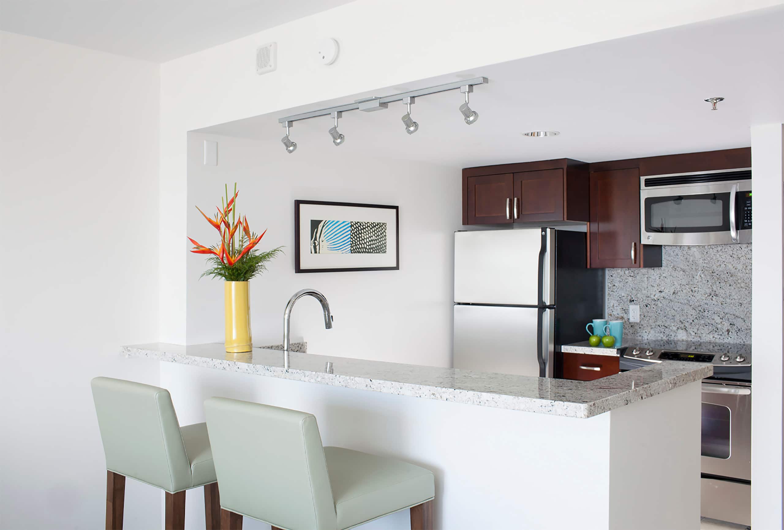 Condo in Honolulu · ★5.0 · Studio · 2 beds · 1 shared bath - Image 4