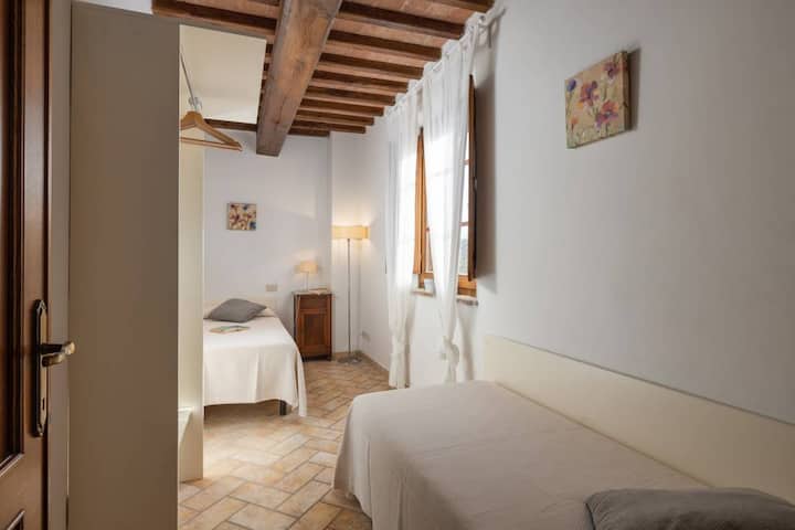 房间简洁但井井有条，非常适合兄弟姐妹、朋友或单身房客入住。 每一个细节都让人想起简约的优雅和真正的锡耶纳农舍的氛围。