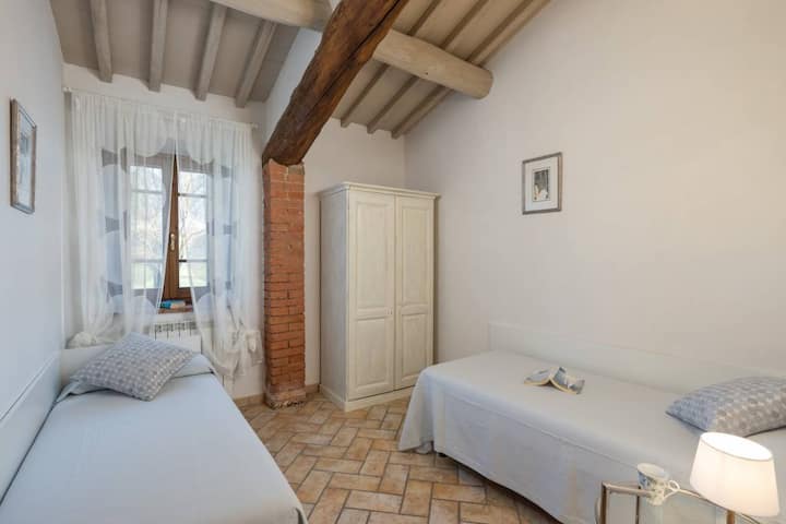 私密舒适的空间，非常适合单人入住。 天花板的质朴风格与自然光线相融合，营造出宁静的休息氛围。