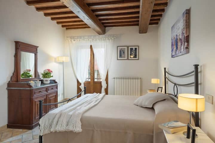 房间精致而温馨，配有实木家具和原创细节。 非常适合在历史和自然之间度过浪漫的住宿体验。