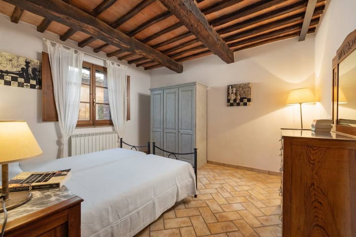 房间安静明亮，是休息的理想之地。 现代与传统之间的平衡营造出宁静温馨的氛围。