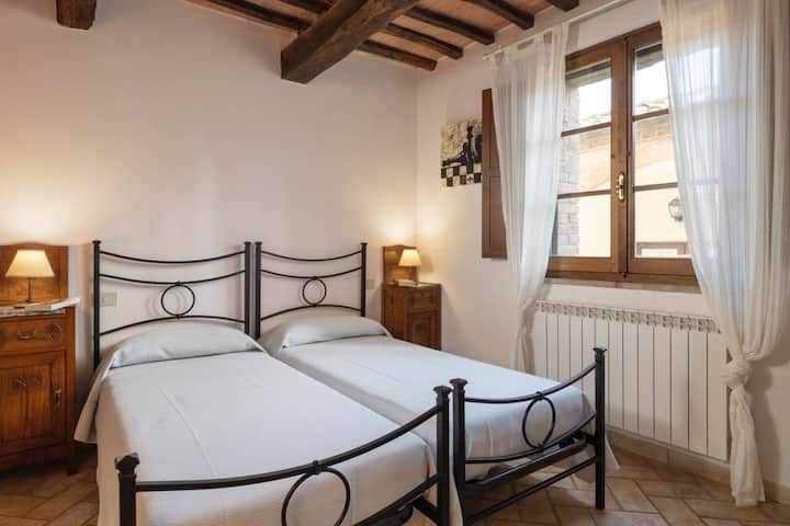 房间简洁明亮，非常适合朋友或孩子入住。 乡村风格与现代舒适感相结合，确保您能安静地休息。