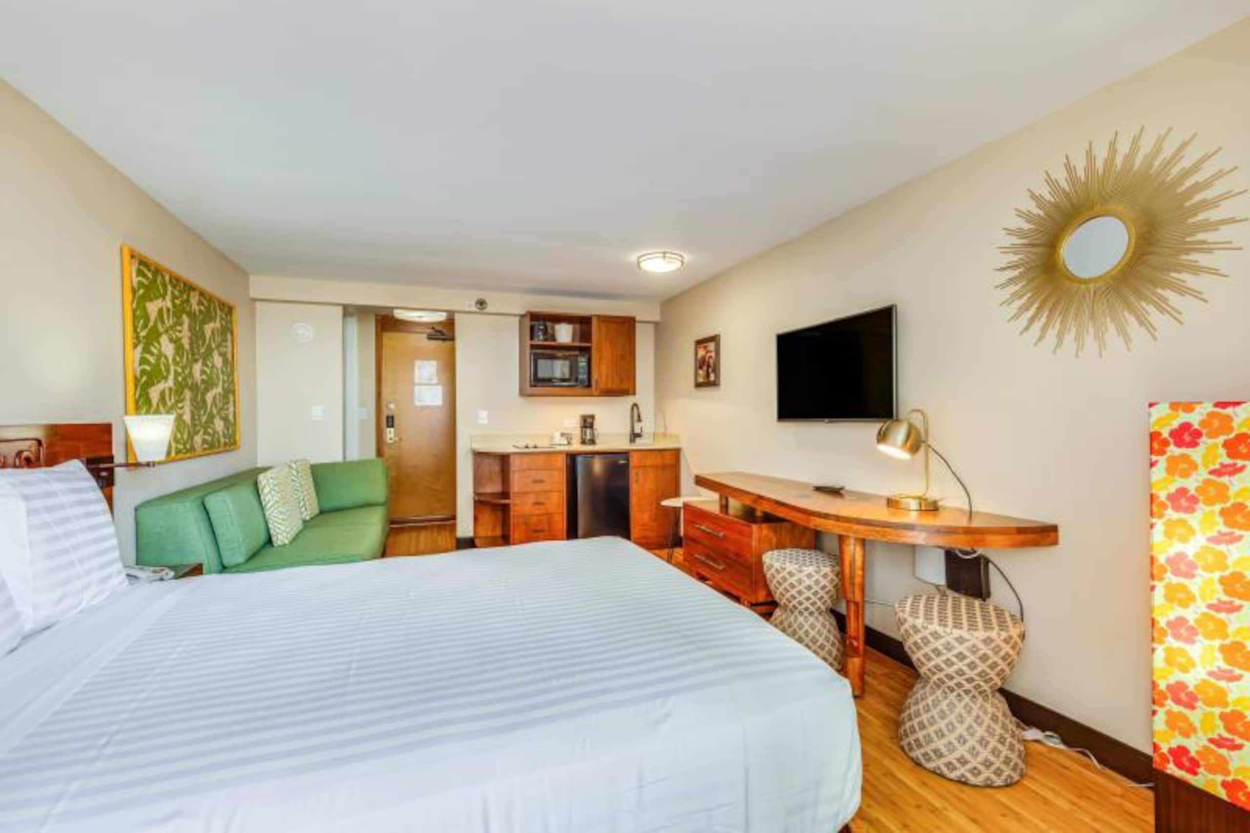 Condo in Honolulu · ★4.0 · Studio · 2 beds · 1 private bath - Image 14