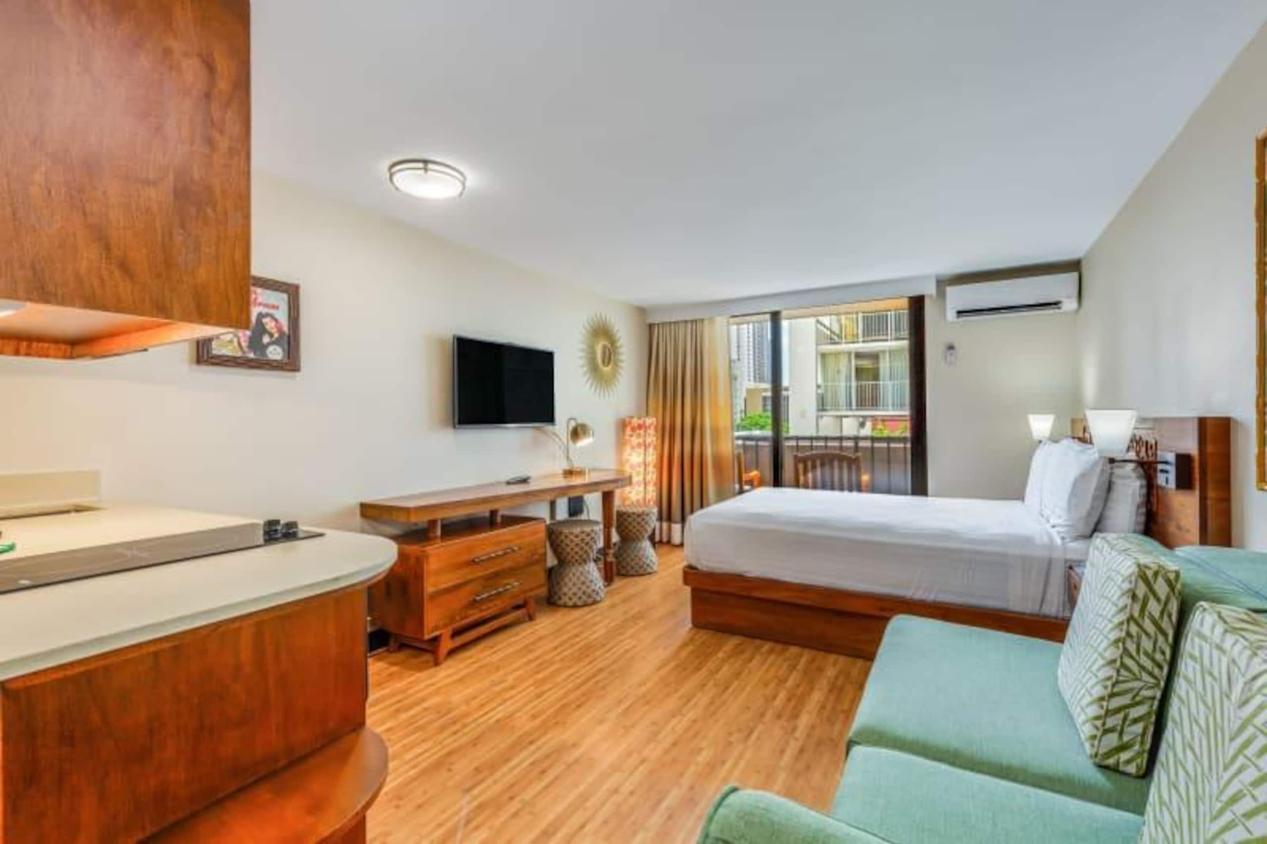 Condo in Honolulu · ★4.0 · Studio · 2 beds · 1 private bath - Image 4